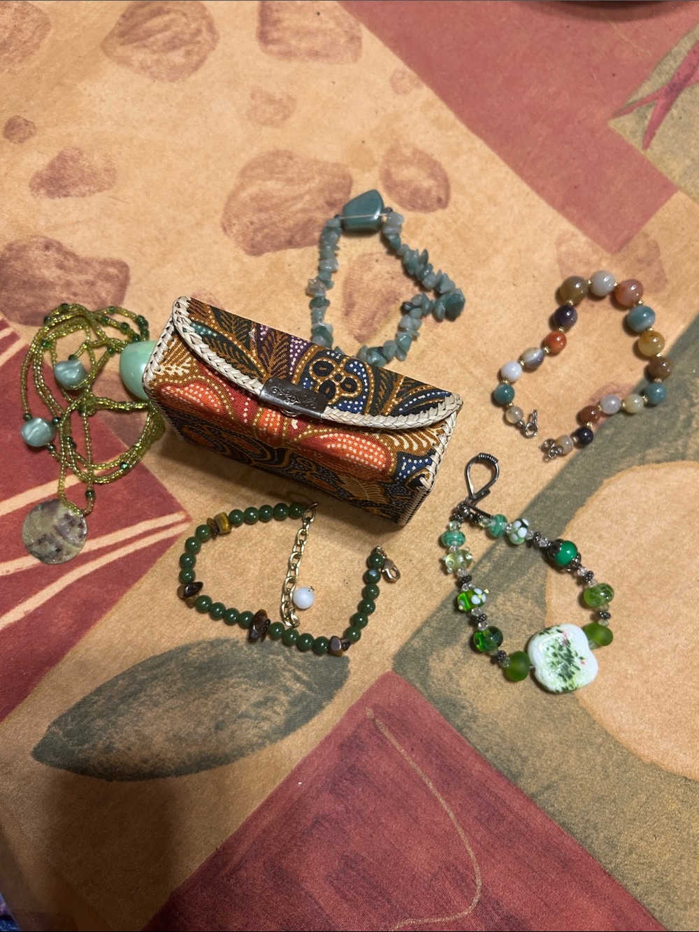 Vintage green bracelets with embroiderer floral pattern small wallet box.